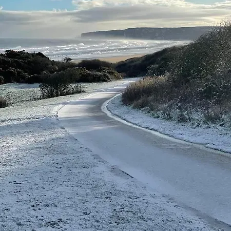 The Puffin Pad - Part Of The The Bay Village With Pool, Gym And Direct Access, Pub, Restaurant, Tennis And Meadows Walks * Filey