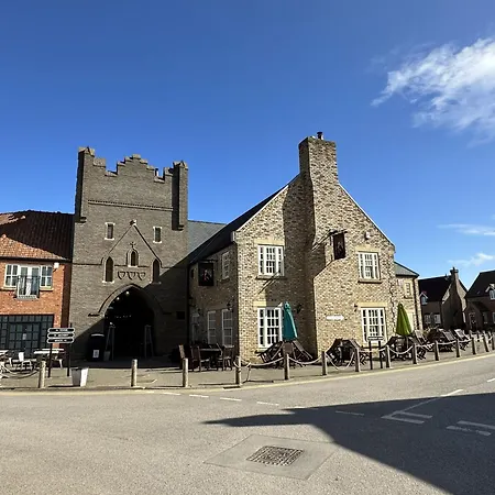 The Puffin Pad - Part Of The The Bay Village With Pool, Gym And Direct Access, Pub, Restaurant, Tennis And Meadows Walks * Filey